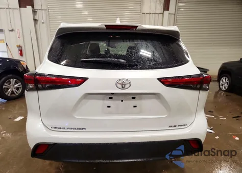 2022 Toyota Highlander Xle z USA, uszkodzony, nr VIN 5TDGZRBH6NS232764